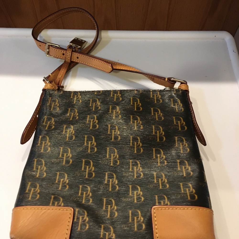 Dooney n Bourke Purse. In great condition - Picture 2 of 8